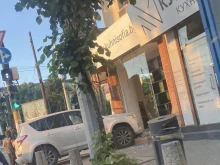 Автомобил се вряза във витрината на магазин в София