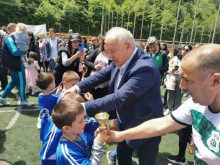 Кметът на Смолян награди участниците в турнира по футбол за детските градини