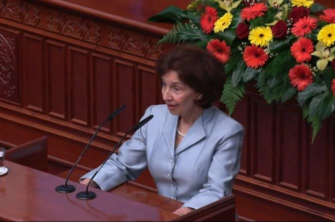 Гръцкият посланик напусна заседанието на парламента на РСМ, Силяновска-Давкова не каза "Северен" в клетвата си