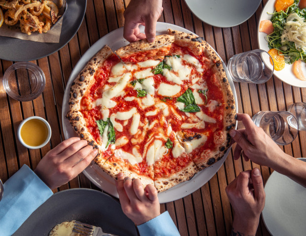 Почти античната Pizzeria da Michele представлява за Неапол срещата между