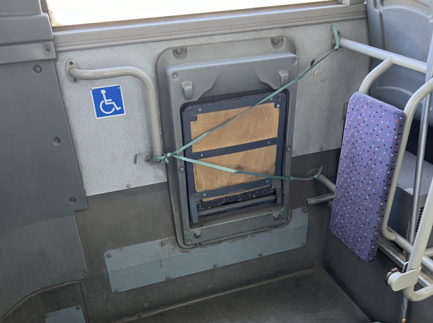 TD Поредни автобуси със счупени седалки и части от климатика
