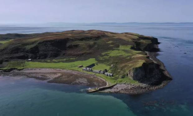 Три шотландски острова са обявени за продан. Това пише изданието Newsweek.Ситуиран