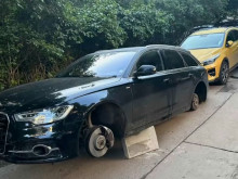Разбиха кола в София, оставиха я "на трупчета" - без гуми и джанти, алармата не се е задействала