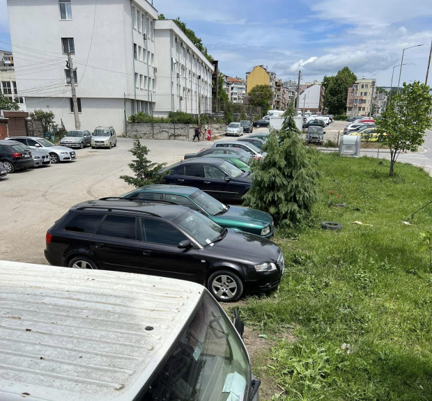 Шофьорите паркирали колите си в пространство между блоковете в квартал Левски