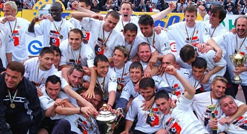 Героите на Локо от шампионския сезон получават овации от феновете преди мача с Левски