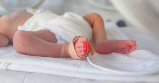 Новородено бебе на 22 дни с коклюш и тежки усложнения
