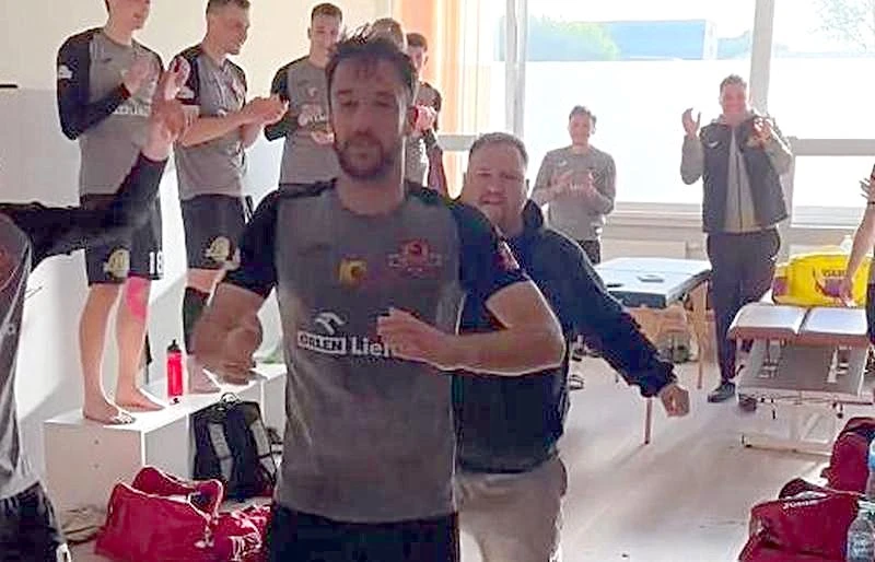 Пловдивски футболист с култов танц в съблекалнята след победен гол в Литва