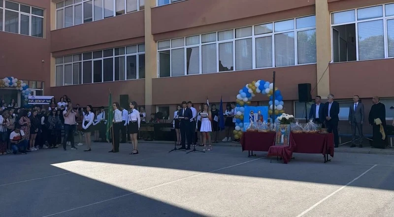 Благоевградска гимназия изпрати тържествено над 150 абитуриента