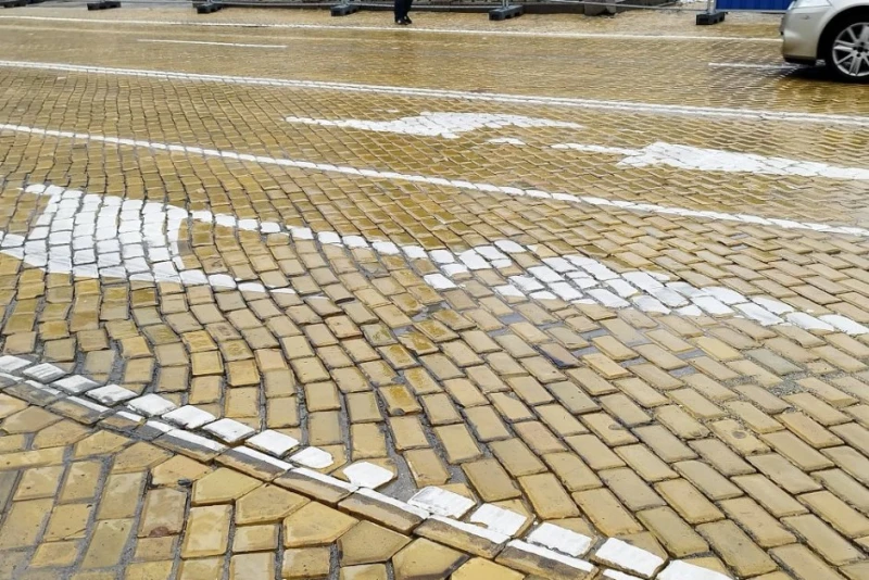 Маркировката, положена върху жълтите павета в София, се сваля с чук