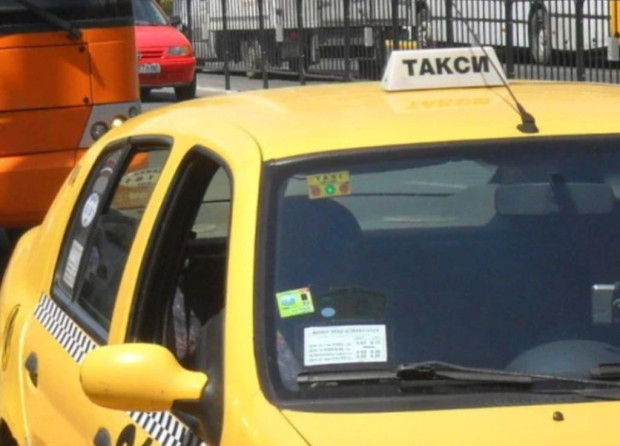 Таксита ще обикалят Столична община в знак на протест срещу закриването на стоянки