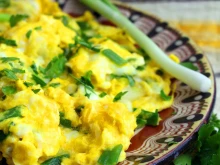 Вкусна рецепта за бъркани яйца с лапад и овче сирене