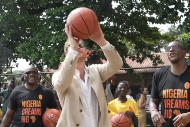 Принц Хари демонстрира завидни баскетболни умения в Нигерия. Той и