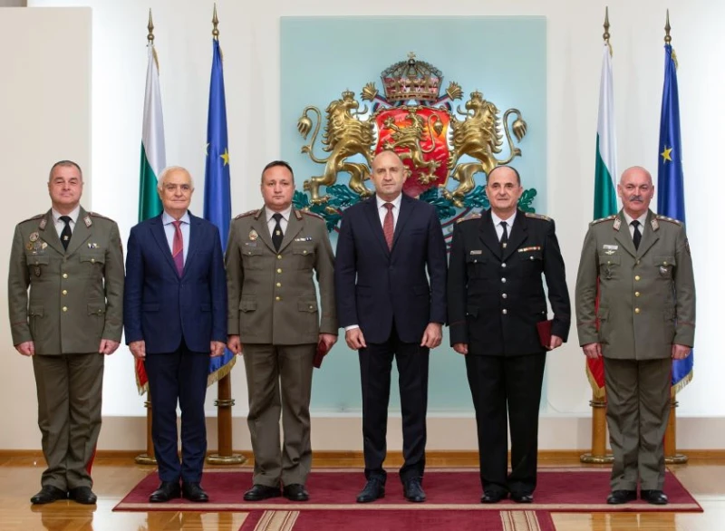 Президентът удостои двама полковници с висше офицерско звание "бригаден генерал"