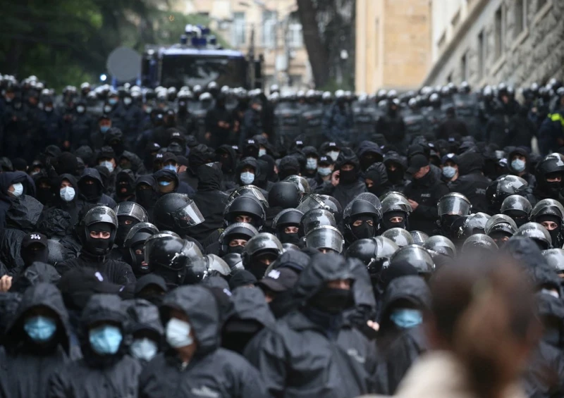 Силите за сигурност в Тбилиси изтласкаха демонстрантите от сградата на парламента
