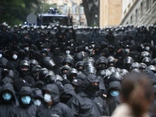 Силите за сигурност в Тбилиси изтласкаха демонстрантите от сградата на парламента