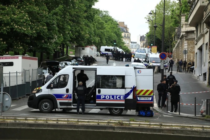 Продължава мащабното издирване на затворник във Франция, след като двама полицаи бяха убити при засада