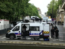 Продължава мащабното издирване на затворник във Франция, след като двама полицаи бяха убити при засада