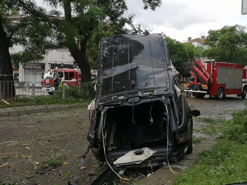 Продължава битката за живота на 22-годишните момче и момиче, които са се возили на задната седалка на джипа, катастрофирал в Пловдив