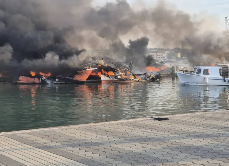 Около 20 яхти и платноходки изгоряха при голям пожар в яхтено пристанище в Хърватия