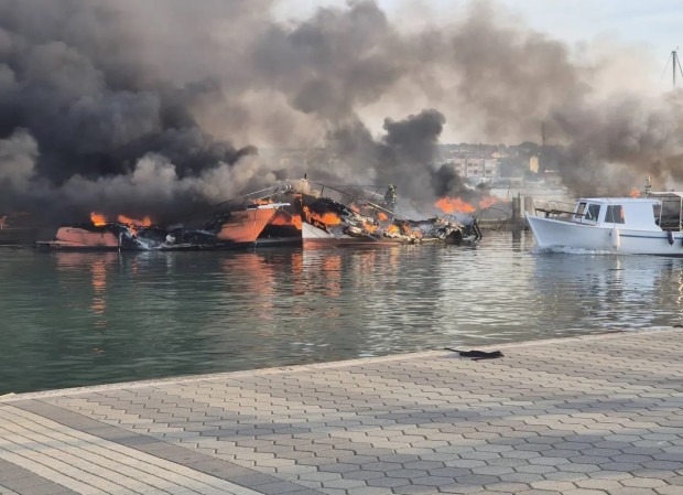 Повече от 20 яхти и платноходки са изгорели при голям
