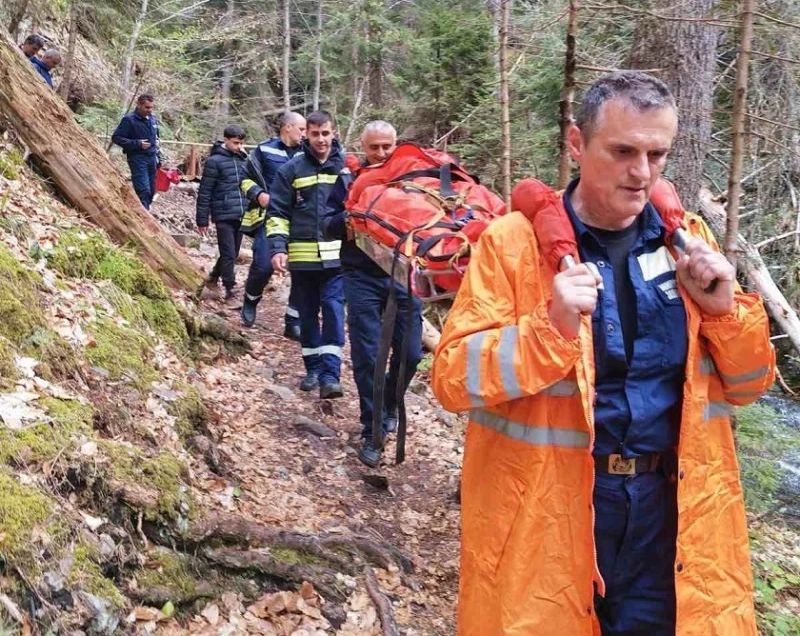 Наградиха пожарникари от Смолян след благодарствено писмо на спасена от тях жена