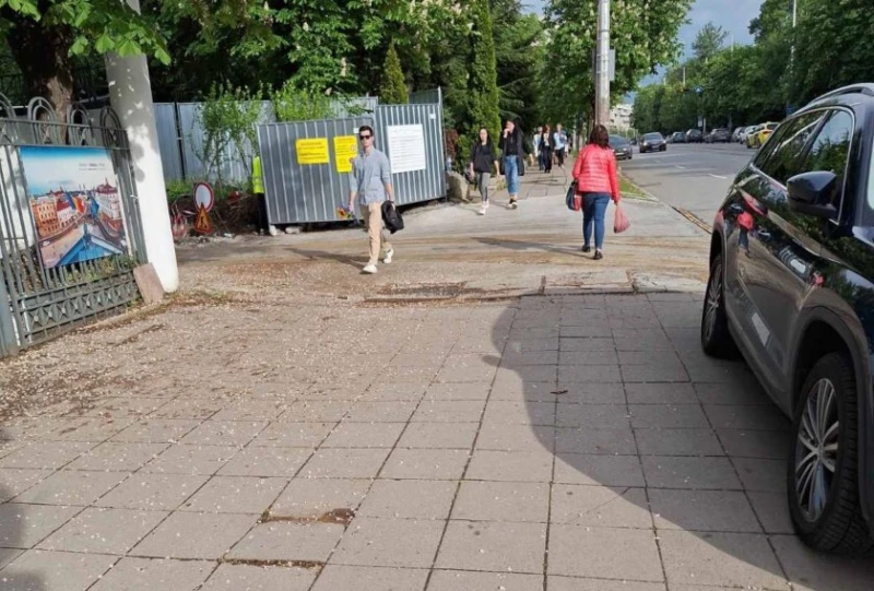 При проверка в "Слатина" в София: Акт за замърсен тротоар