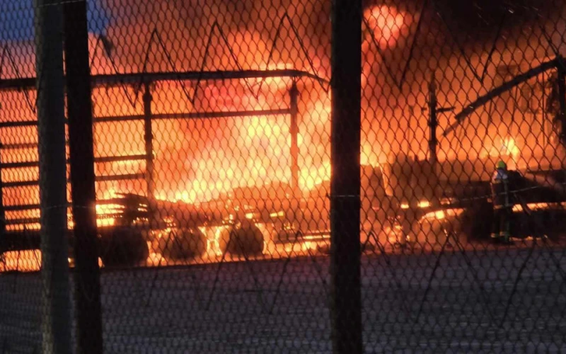 Голям пожар бушува на пристанището в Солун