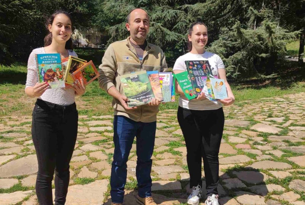 17 книги и енциклопедии дари Младежки общински съвет на Зоопарка в Стара Загора