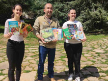 17 книги и енциклопедии дари Младежки общински съвет на Зоопарка в Стара Загора