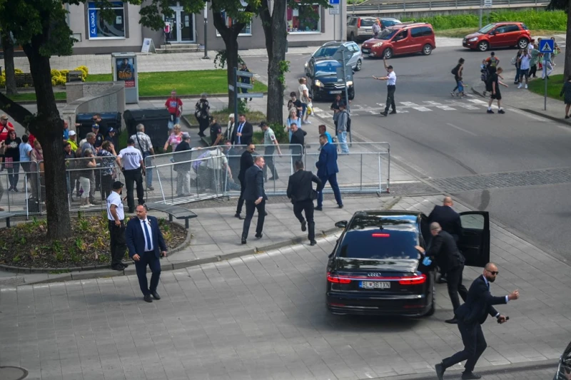 4 изстрела срещу Фицо: Някой е решен да убие словашкия премиер