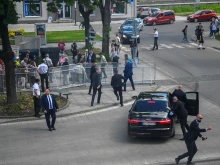 4 изстрела срещу Фицо: Някой е решен да убие словашкия премиер