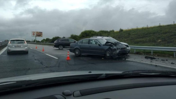 Десетки коли са се забили в предпазните ограждения на магистрала Тракия.