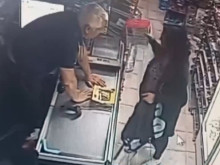 Жената от София, която открадна кутия за дарения за младо момиче, беше хваната в крачка в друг магазин