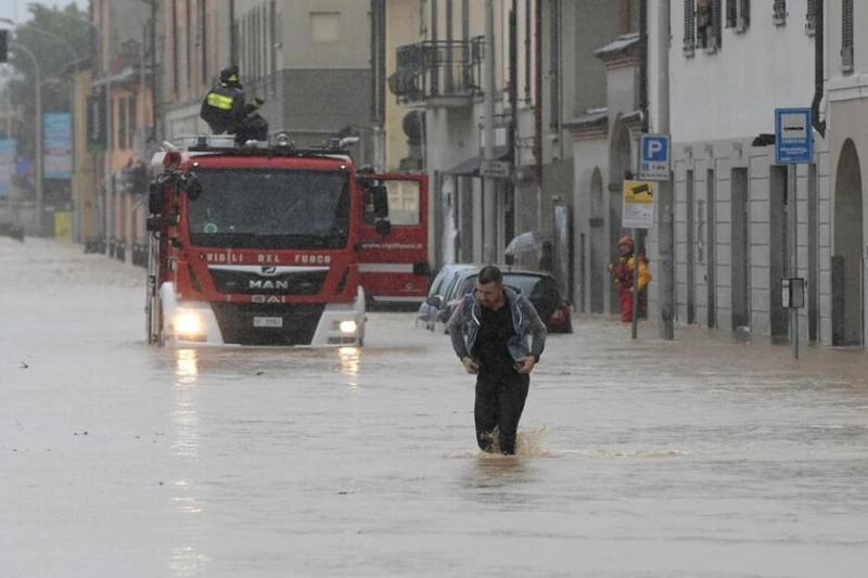 Наводнения блокираха Северна Италия: Пожарникари и карабинери евакуираха детска градина