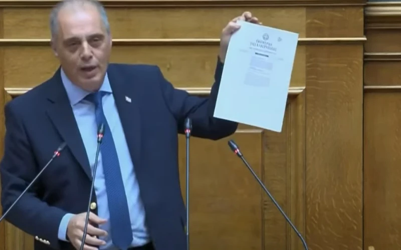 Председателят на "Гръцко решение" скъса Преспанското споразумение от трибуната на парламента
