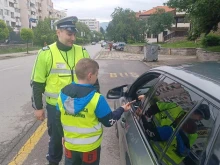 Пътни полицаи и ученици заедно на пътя в Кюстендил