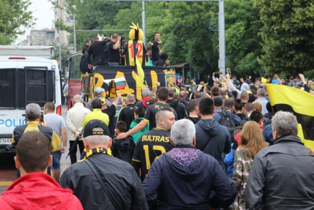 </TD
>С тържествено шествие от стадион Христо Ботев“ до сградата на