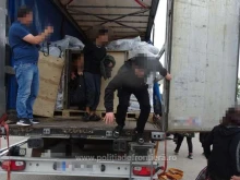 Български и румънски граничари заловиха десетки мигранти, скрити сред торби с пръст