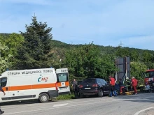 Първи снимки от катастрофата с Кирил Петков - на място има пожарна и линейка