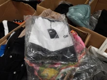 Огормен брой дрехи и чанти-ментета откриха в Момчилград