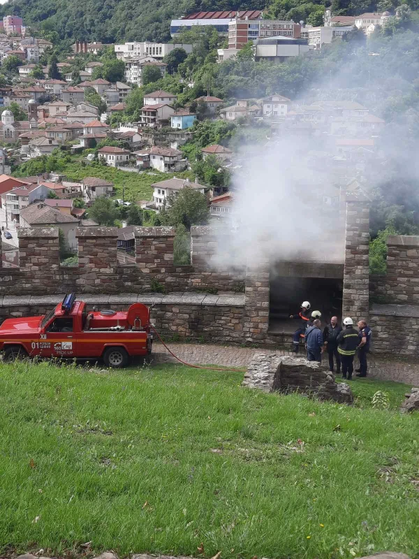 Пожар гори на крепостта Царевец