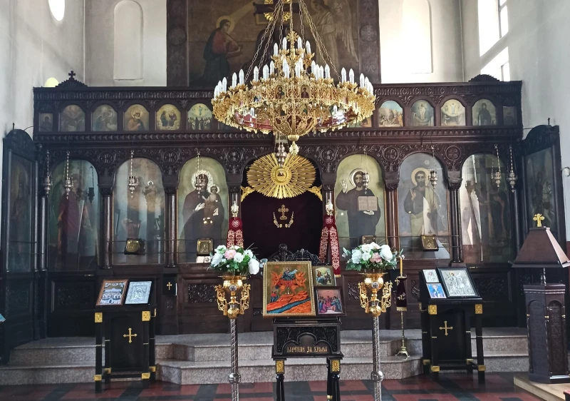 Брутални сцени в църква в Пловдив, раниха полицай!