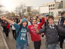 Над 3000 ученици парализираха движението по централни улици и булеварди