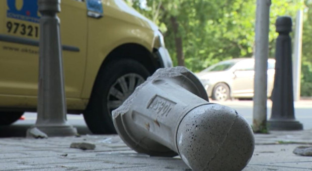 Такси помете няколко каменни колчета и мина през крака на пешеходец в София
