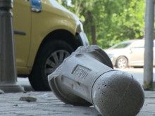 Такси помете няколко каменни колчета и мина през крака на пешеходец в София