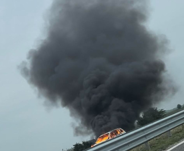 Кола е избухнала в пламъци на 115 км посока град
