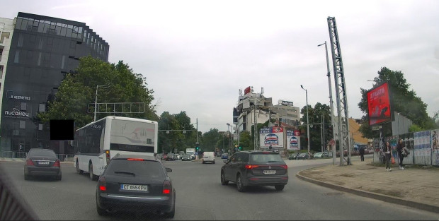 TD Видео регистратор на читател на Plovdiv24 bg засне поредната глупава постъпка на шофьор