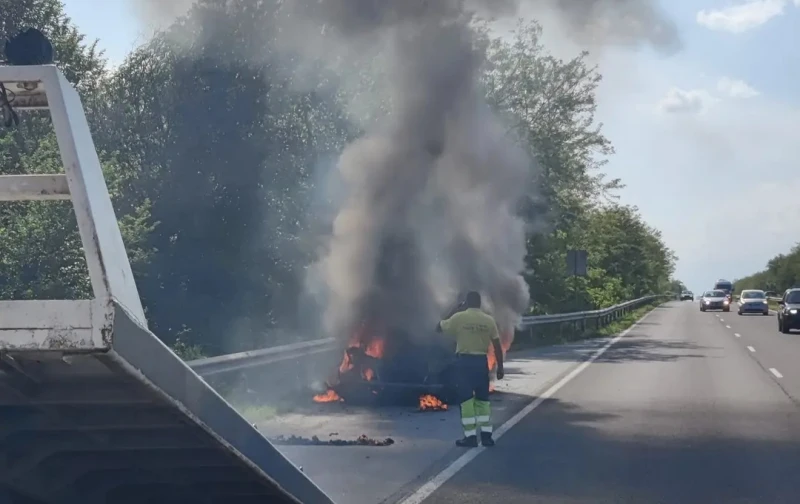 Лека кола се запали и изгоря на пътя Казанлък-Стара Загора 