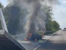 Лека кола се запали и изгоря на пътя Казанлък-Стара Загора 