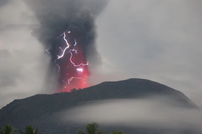 Вулкан наложи евакуацията на седем населени места в Индонезия